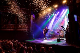 SkyFullOfStars-entertainers-001